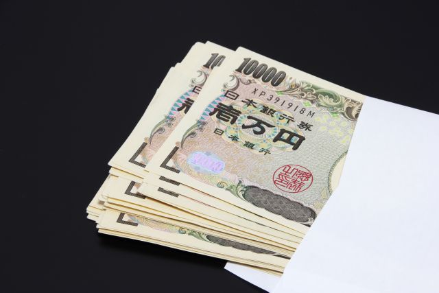 封筒に半分入っている大金