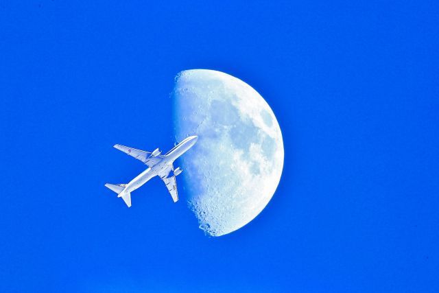 青い空を飛ぶ飛行機