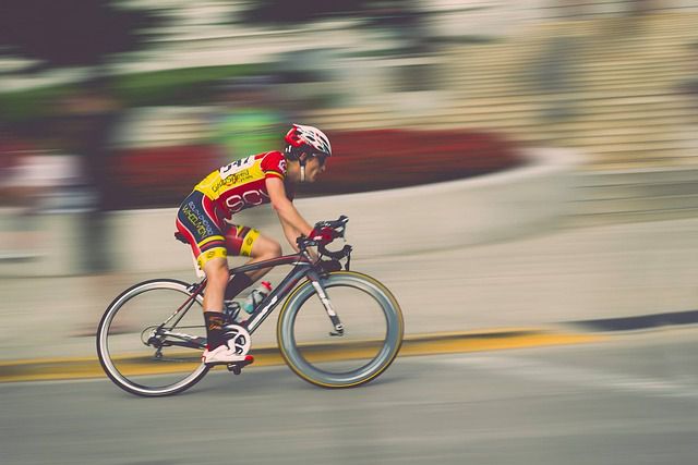 電動自転車で走行するサイクラー