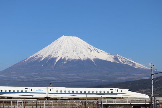 富士山の前を走る新幹線