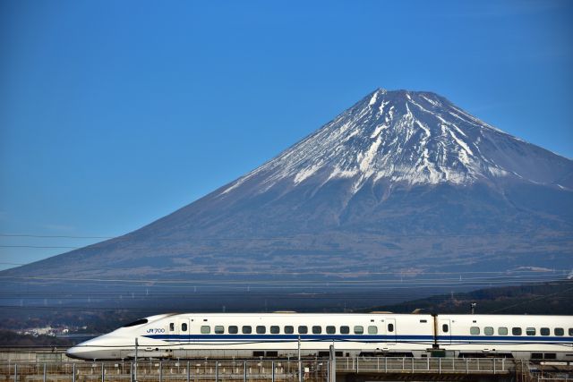 富士山の前に走る新幹線