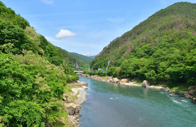 山に挟まれた川