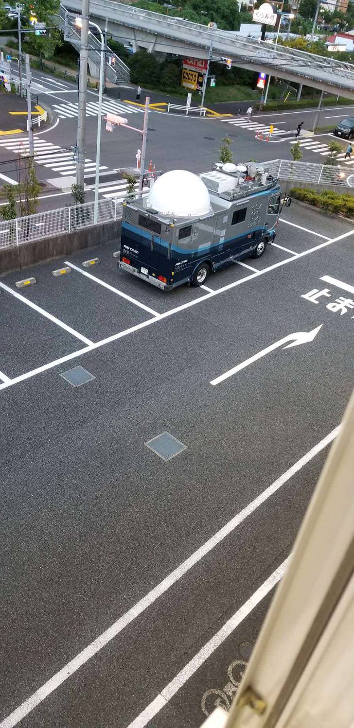 駐車場に横置きしている車