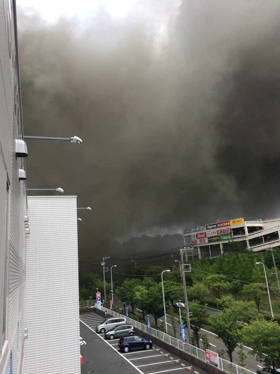 火災で煙が充満している駐車場