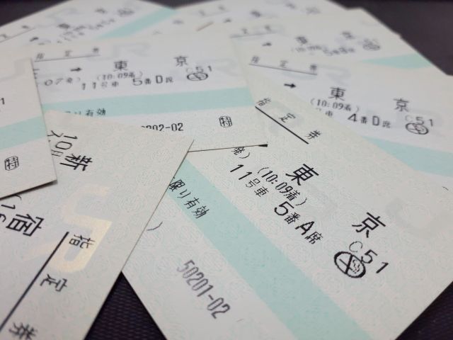 複数枚置かれた新幹線のチケット