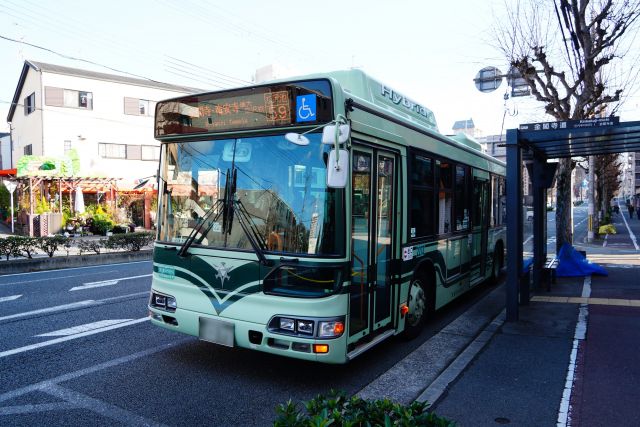 停留所に停車した京都市営バス