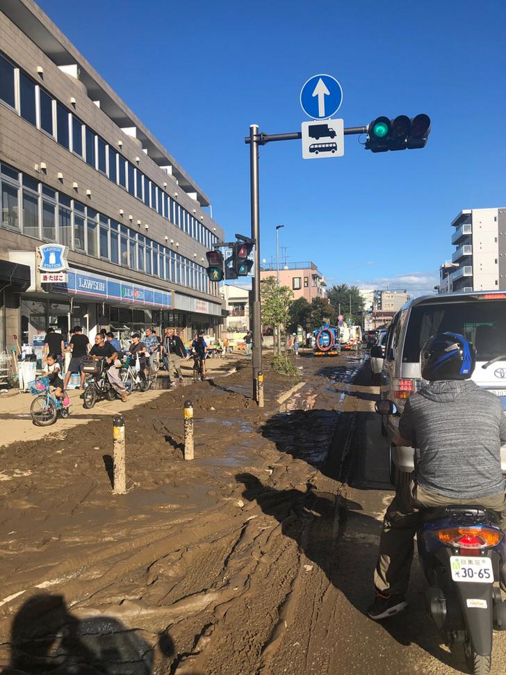 汚泥が残る道路