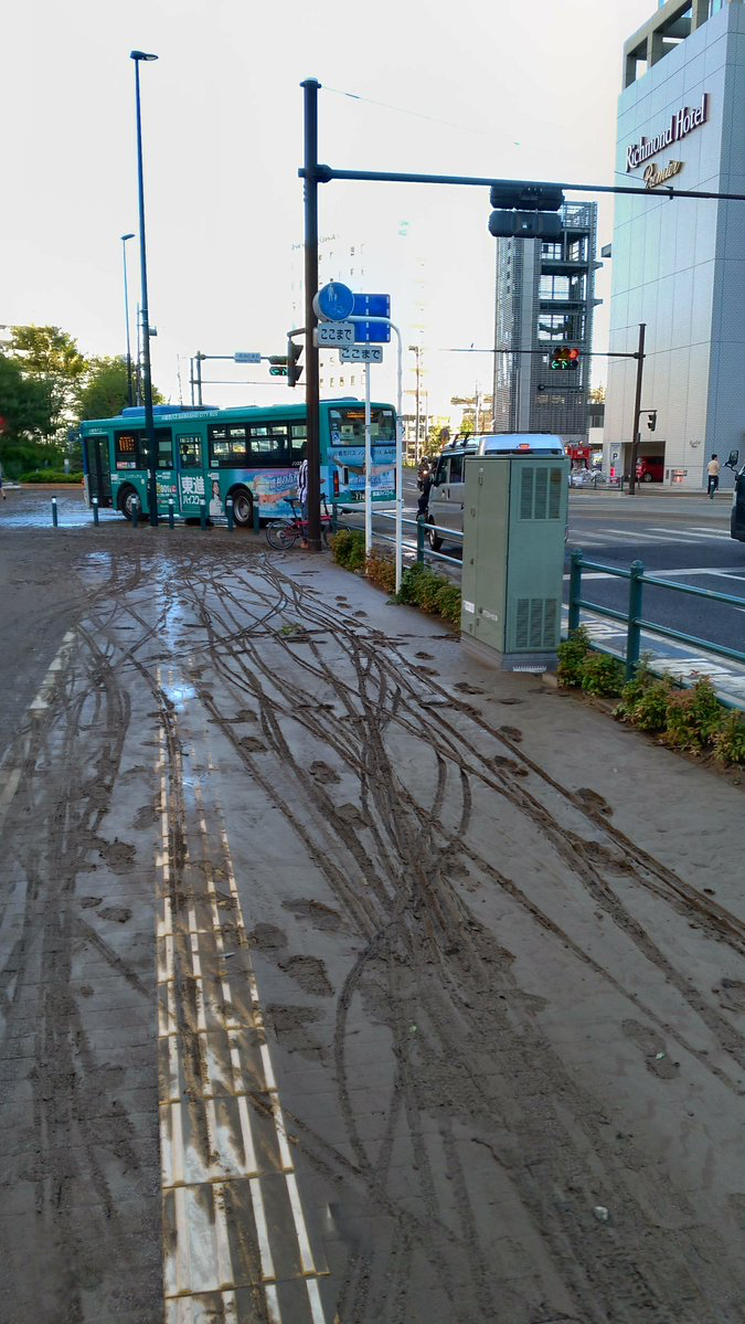 汚泥が残る道路