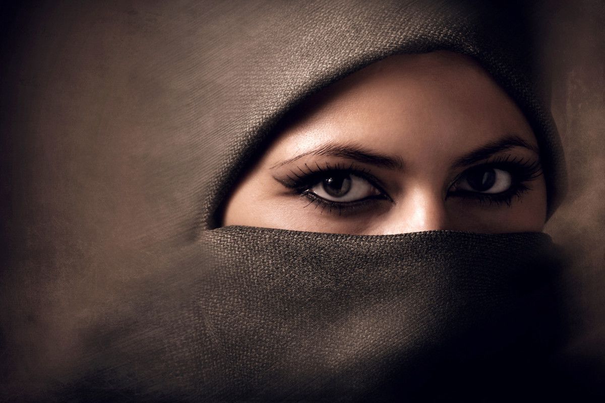 チャドルを着るイラン女性