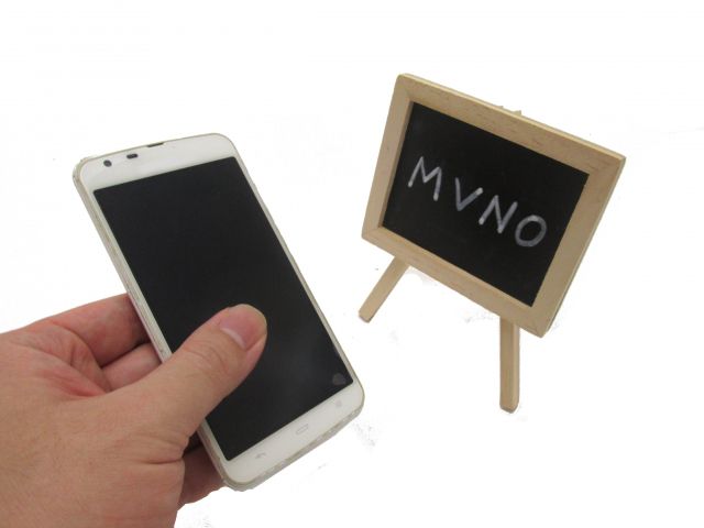 MVNOと書かれた看板とスマートフォン