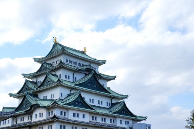 青空の中の名古屋城