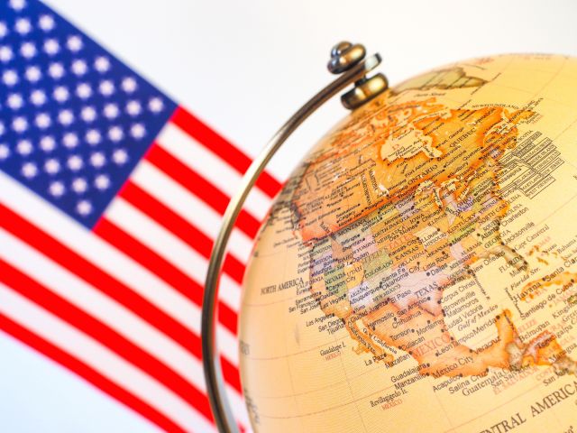 アメリカの国旗と地球儀