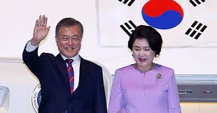 手をあげる韓国大統領夫妻