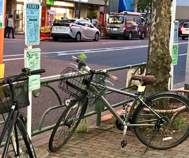 駐輪禁止の歩道に放置されている自転車