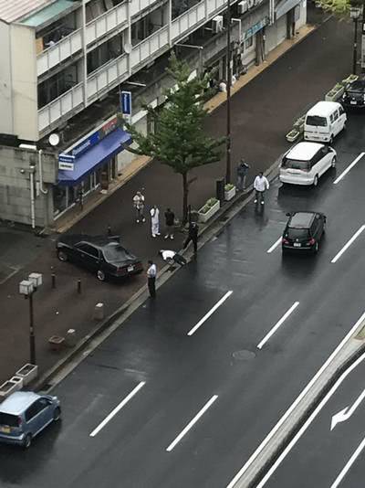 路上で撃たれている男性