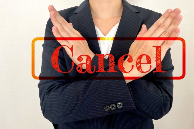 キャンセルはバツというポーズを取る人