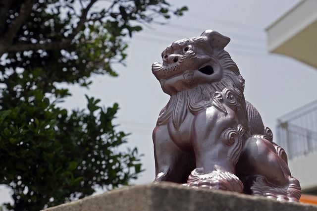 沖縄の守り神のシーサーの銅像