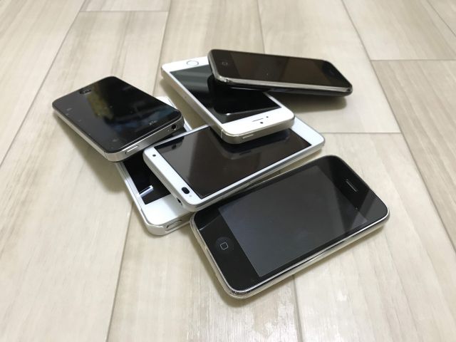 無造作に置かれた古いスマホ