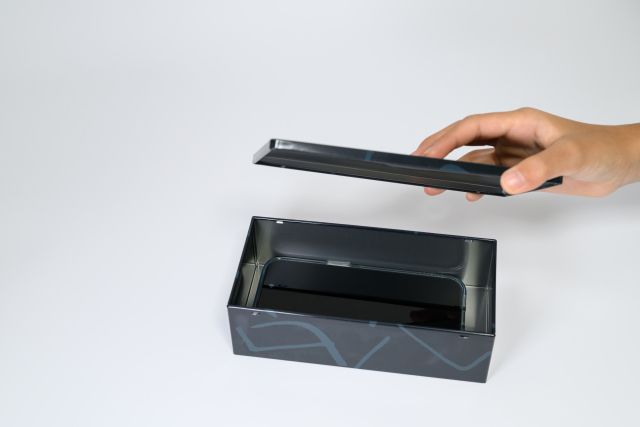 新しいスマホを箱から出す