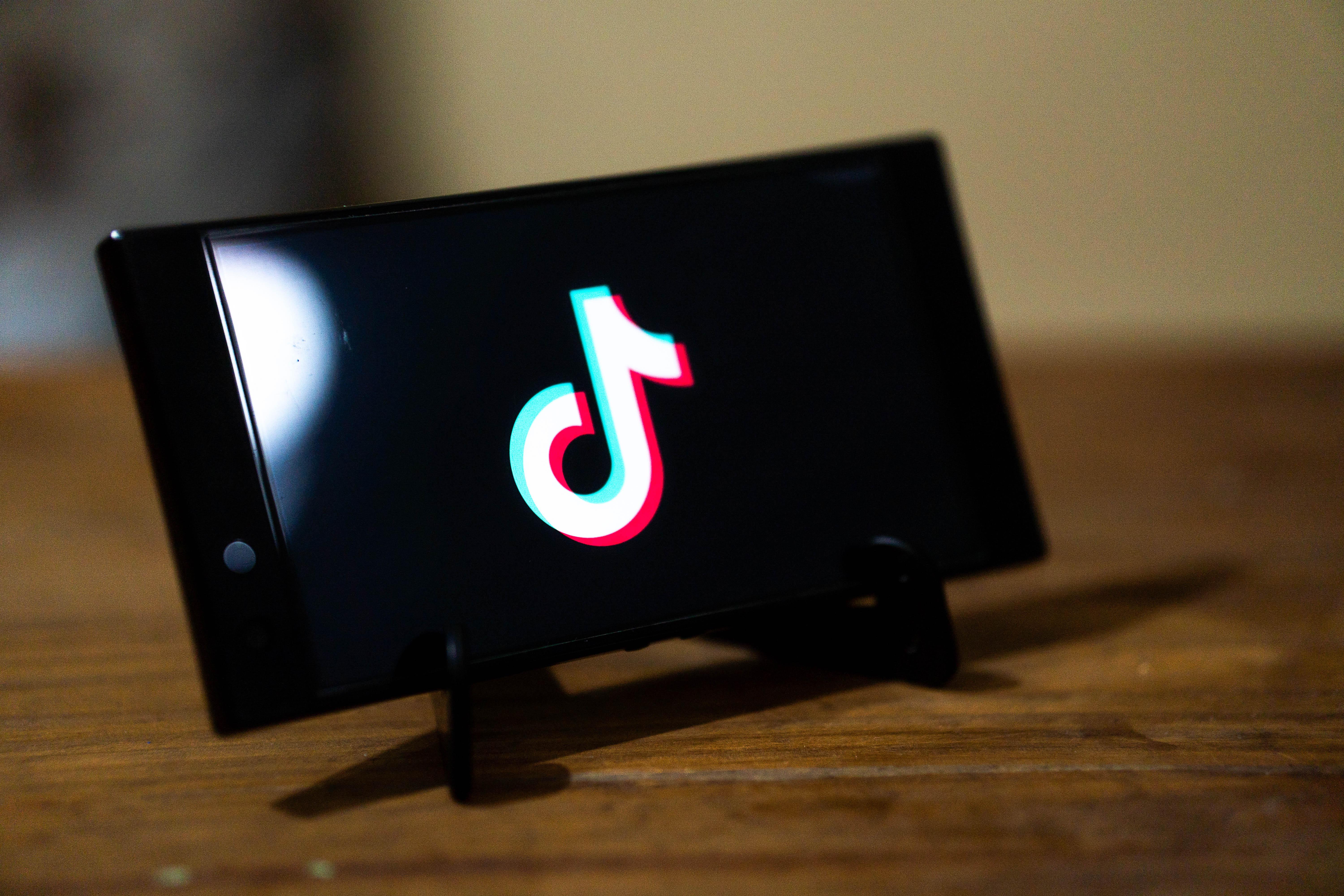 スマホでTikTokを開く