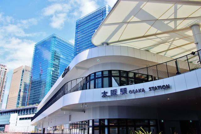 晴天の中の大阪駅
