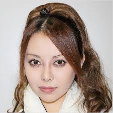 茶髪長髪の女性