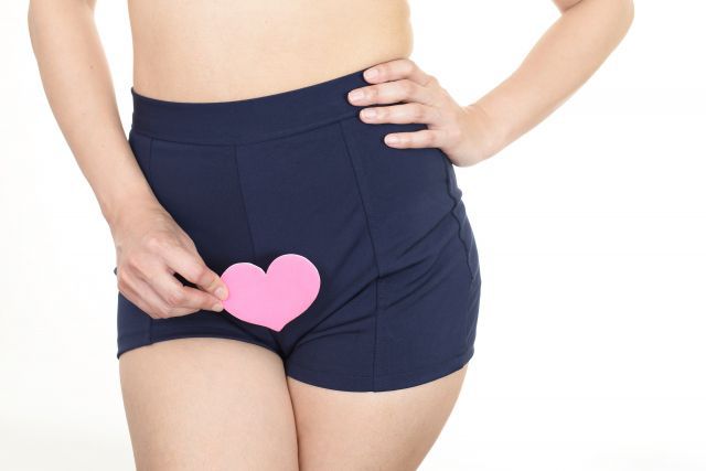 パンツの前にハートを出す女性