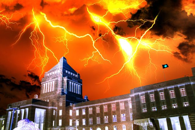 雷が落ちる国会議事堂