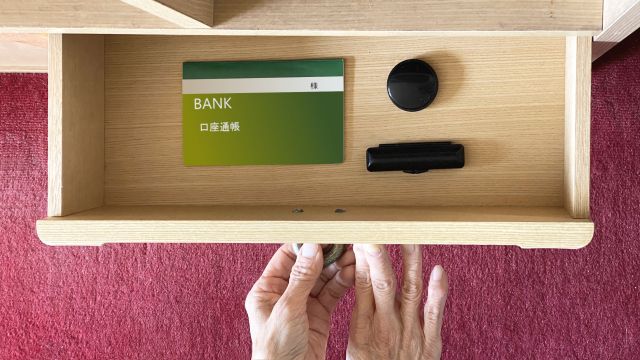 引き出しの中の通帳と印鑑