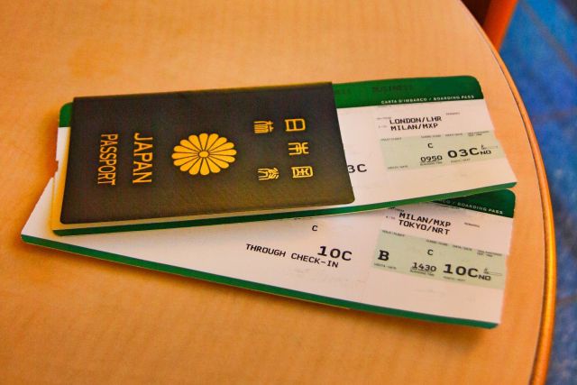 パスポートと2枚の航空チケット