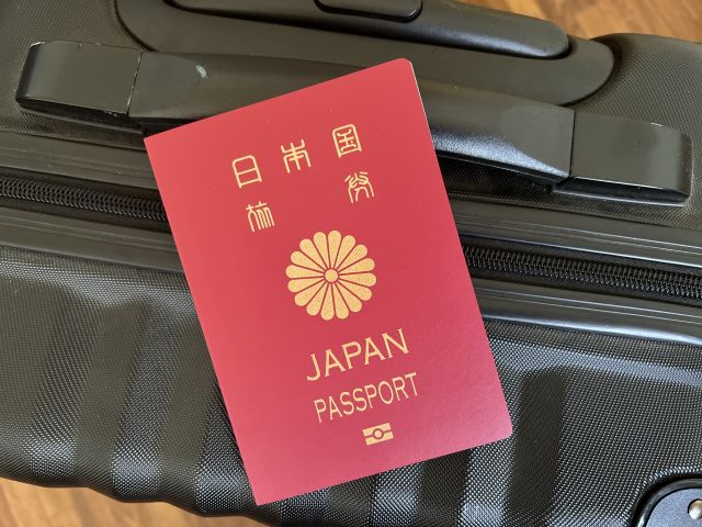 スーツケースの上のパスポート