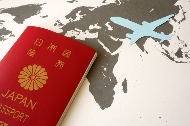 紙の飛行機とパスポート