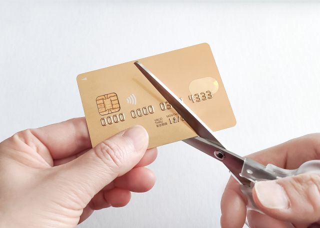 クレジットカードにハサミを入れる