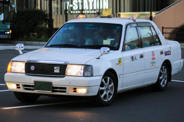 白い車両の個人タクシー