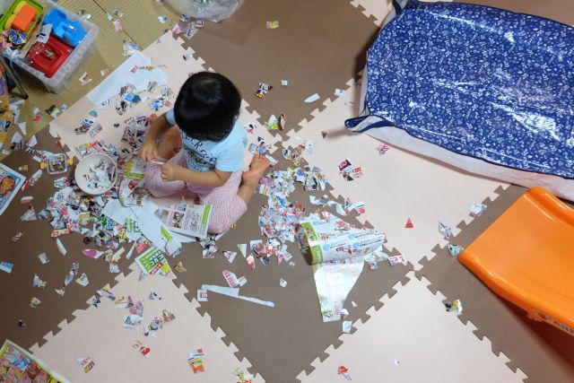 一人遊びする子ども