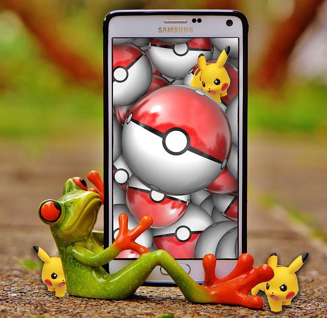 スマホ画面に表示されたポケモンとスマホを持つ蛙