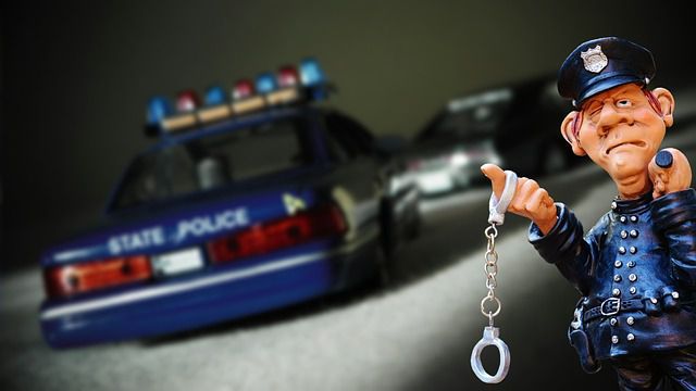 パチカーと手錠を持った警察官の人形