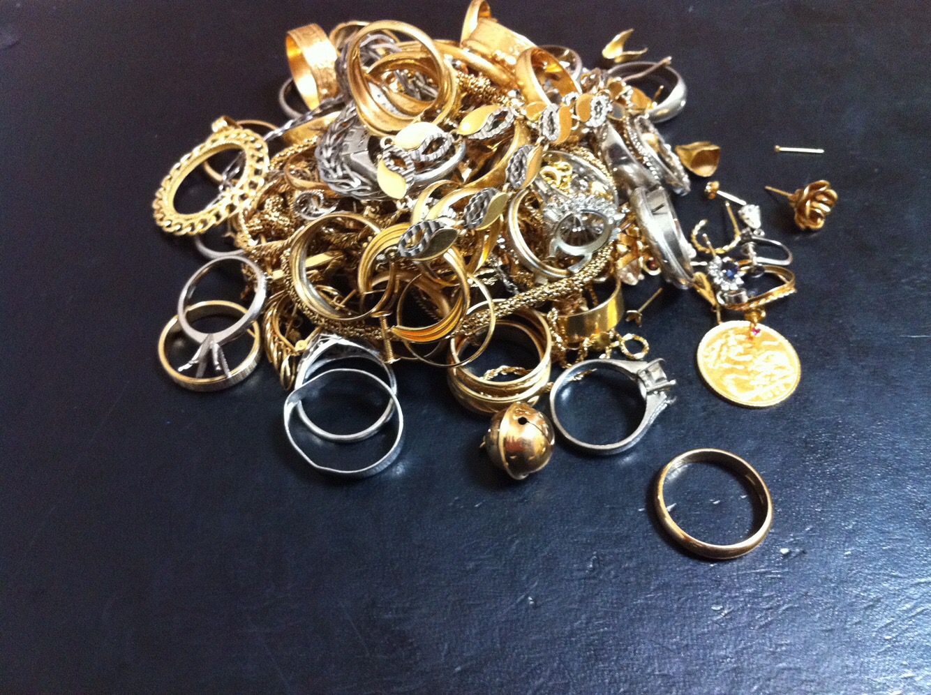指輪やネックレスなどの貴金属