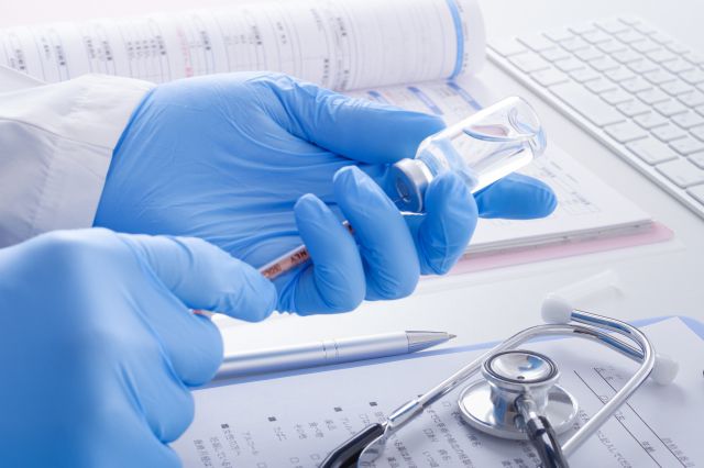 薬剤を注射器に注入