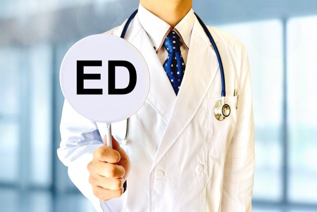 EDという札を見せる医師