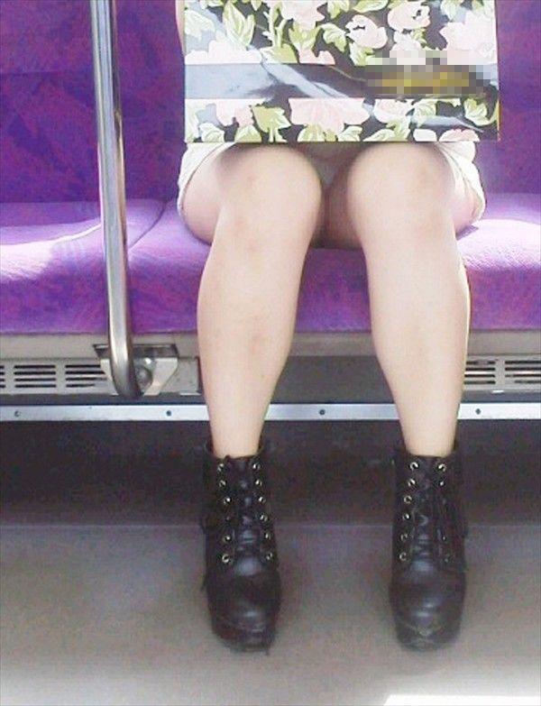 電車内でのパンチラ