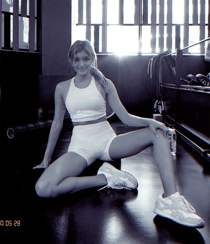 白いスポーツウェアを着た女性モノクロ写真