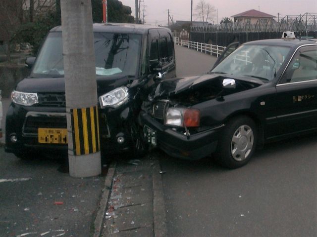 タクシーと軽自動車の追突事故