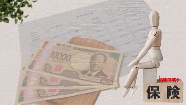 保険ブロックに腰掛ける人形とお金