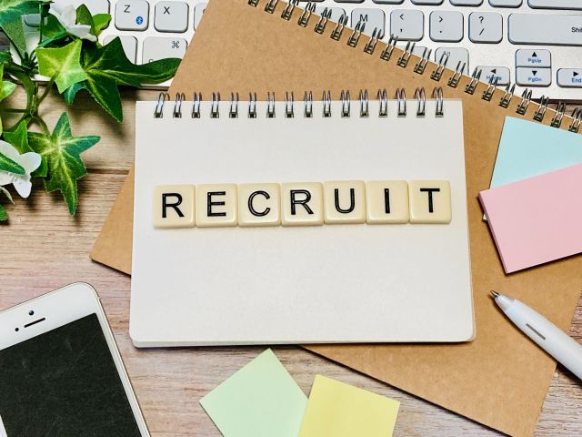 画用紙に書かれたRECRUITの文字