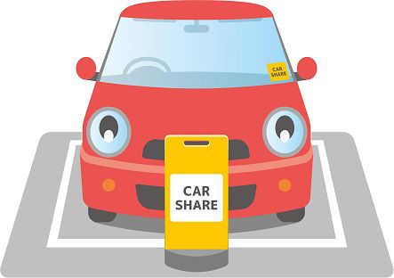 駐車場に止めたカーシェアの赤い車