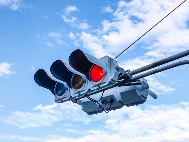 赤色になっている自動車用信号