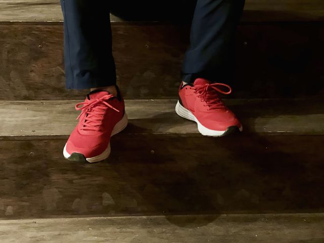 赤いスニーカーの男性の足