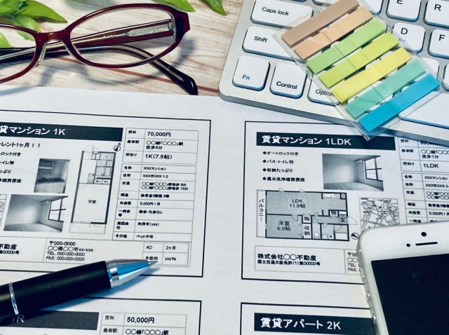 不動産のチラシとメガネ