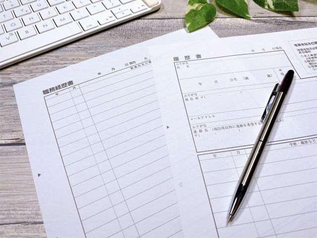 履歴書と職務経歴書とペン